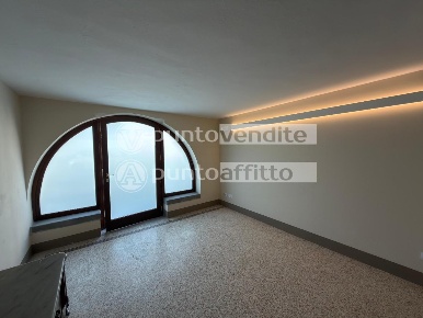 Foto Ufficio a Lucca Arancio di 110 m² con 4 locali in affitto
