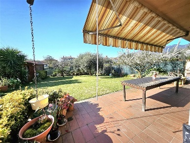 Foto Villa unifamiliare a Massa Rinchiostra - Quercioli di 200 m²