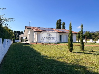 Foto Villa unifamiliare a Pietrasanta di 120 m² con 5 locali in vendita