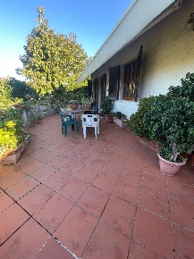 Foto Villa bifamiliare a Carrara Centro di 164 m² con 8 locali in vendita