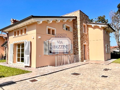 Foto Villa unifamiliare a Pietrasanta di 280 m² con 11 locali in vendita