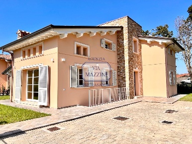 Foto Villa unifamiliare a Pietrasanta di 280 m² con 11 locali in vendita