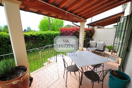 Foto Villa a schiera a Pietrasanta di 240 m² con 10 locali in vendita