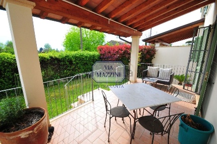 Foto Villa a schiera a Pietrasanta di 240 m² con 10 locali in vendita