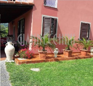 Foto Villa unifamiliare a Santo Stefano di Magra Centro di 115 m²