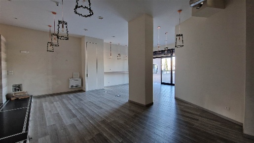 Foto Locale commerciale a Altamura di 170 m² con 2 locali in affitto