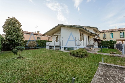 Foto Villa unifamiliare a Piove di Sacco di 240 m² con 6 locali in vendita