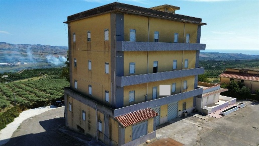 Foto Attività commerciale in SP33, Ribera Località Piano Spito di 1360 m²