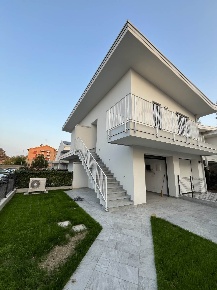 Foto Case semi ndipendenti a Guastalla Centro di 110 m² con 4 locali