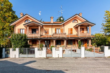 Foto Villa a schiera in via martiri 30 gennaio 1944 4, Correggio Centro
