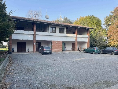 Foto Villa unifamiliare a Romano di Lombardia di 400 m² con 10 locali