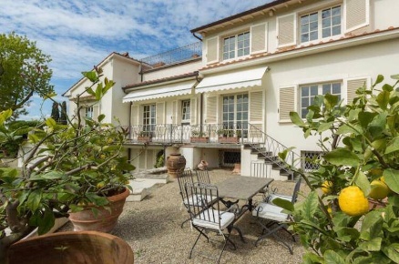 Foto Villa unifamiliare a Firenze Le Cure di 700 m² con 11 locali