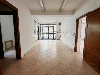 Foto Locale commerciale a Perugia di 70 m² con 3 locali in affitto