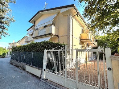 Foto Appartamento a Massa Marina di Massa Centro di 70 m² con 3 locali