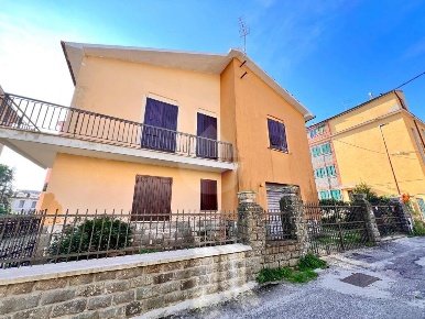 Foto Villa unifamiliare in VIA SAN MARTINO, Montefiascone di 273 m²