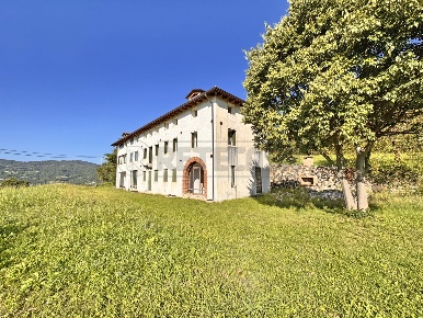 Foto Casa indipendente a Cornedo Vicentino di 585 m² con 14 locali
