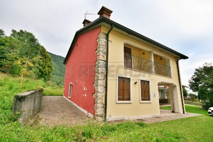 Foto Appartamento a Crespadoro Centro di 192 m² con 6 locali in vendita