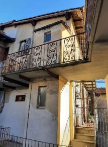 Foto Appartamento in Via G. Merzario, Asso Centro di 133 m² con 8 locali