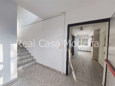 Foto Ufficio in Via Emilia Est, Modena Modena Est di 350 m² con 4 locali