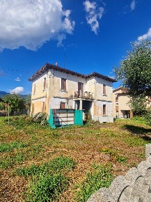 Foto Casa indipendente a Colle Umberto di 580 m² con 10 locali in vendita