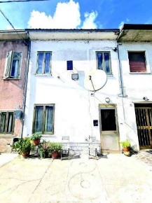 Foto Appartamento in Strada Fienili, Roverbella di 100 m² con 6 locali