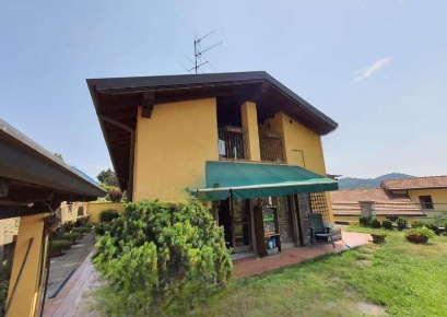 Foto Appartamento in Via Provinciale, Alzano Lombardo Centro di 136 m²