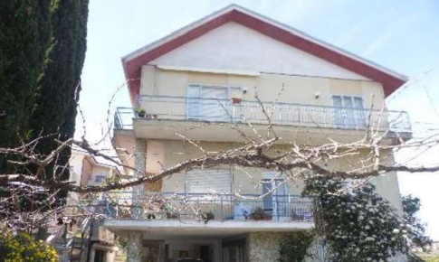 Foto Appartamento in Via Pompeiana, Fermo di 148 m² con 8 locali in vendita