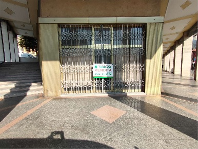 Foto Negozio in Via Vuillerminaz 48, Saint-Vincent Centro di 130 m²