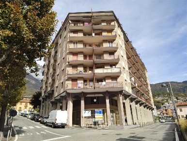 Foto Negozio in Via Vuillerminaz 48, Saint-Vincent Centro di 130 m²