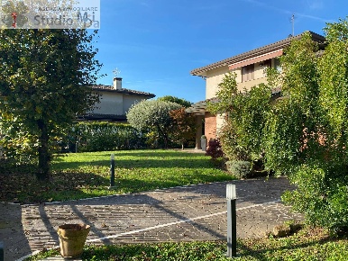 Foto Villa singola in VIA MONTELLO, Mogliano Veneto Centro di 238 m²