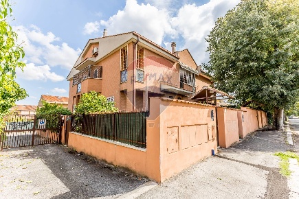 Foto Duplex in Via Della Verbena, Roma Acilia di 90 m² con 3 locali
