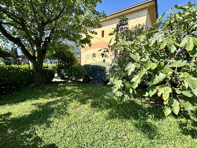 Foto Appartamento a Solto Collina Centro di 65 m² con 2 locali in vendita