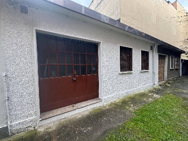 Foto Locale commerciale in Via Privata Golfo Degli Aranci, Milano di 65 m²