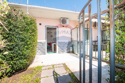 Foto Villa a schiera in Via Pietralonga, Mascali Centro di 50 m² in affitto