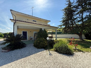 Foto Casa indipendente a Grottazzolina di 235 m² con 8 locali in vendita
