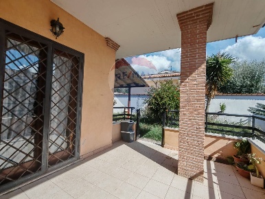 Foto Villa bifamiliare in via adda, Ardea di 103 m² con 5 locali in vendita