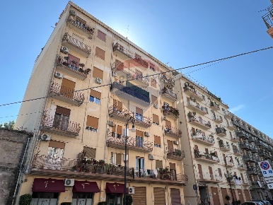 Foto Appartamento in Via Gaetano Filangeri, Palermo Kalsa di 120 m²