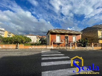 Foto Casa indipendente in VIA FRANCESCO PETRARCA, Vitulazio di 180 m²