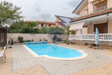 Foto Villa singola a Sedriano Centro di 320 m² con 11 locali in vendita