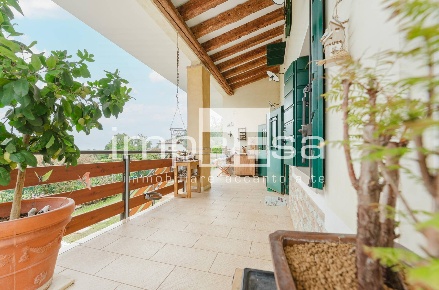 Foto Villa unifamiliare a Montebelluna di 300 m² con 8 locali in vendita