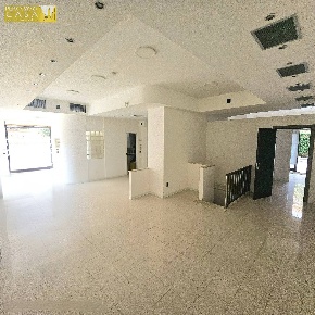 Foto Attività commerciale in Viale Crucioli, Teramo Centro di 100 m²