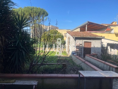 Foto Casa indipendente a Campi Bisenzio Centro di 150 m² con 5 locali