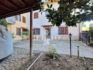 Foto Casa indipendente a Campi Bisenzio San Donnino di 170 m² con 6 locali