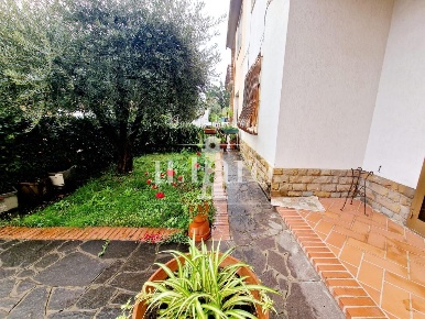Foto Casa indipendente a Prato San Giorgio a Colonica di 205 m² in vendita