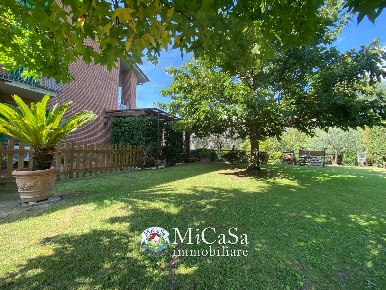 Foto Case semi ndipendenti a Calci Centro di 300 m² con 9 locali in vendita