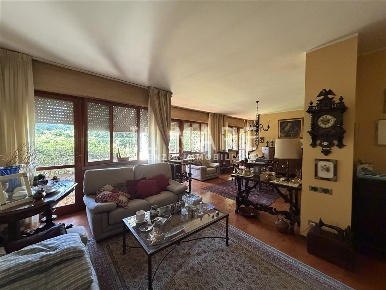 Foto Appartamento a Massa Centro di 180 m² con 7 locali in vendita