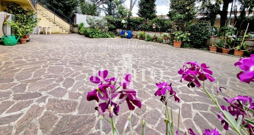 Foto Casa indipendente a Calenzano Centro di 280 m² con 8 locali in vendita