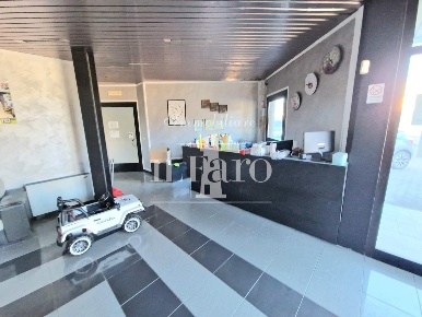 Foto Capannone industriale a Signa Centro di 2000 m² con 10 locali