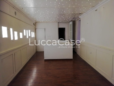 Foto Negozio a Lucca Piazza Anfiteatro - Torre Guinigi di 70 m² in vendita