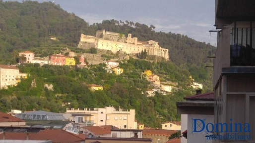 Foto Appartamento a Massa Centro di 105 m² con 5 locali in vendita